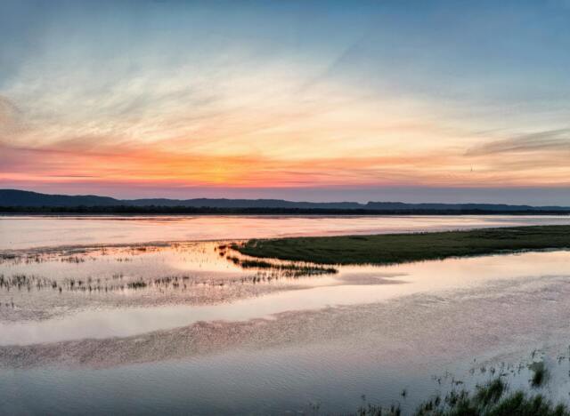 Serene rivier bij zonsopgang